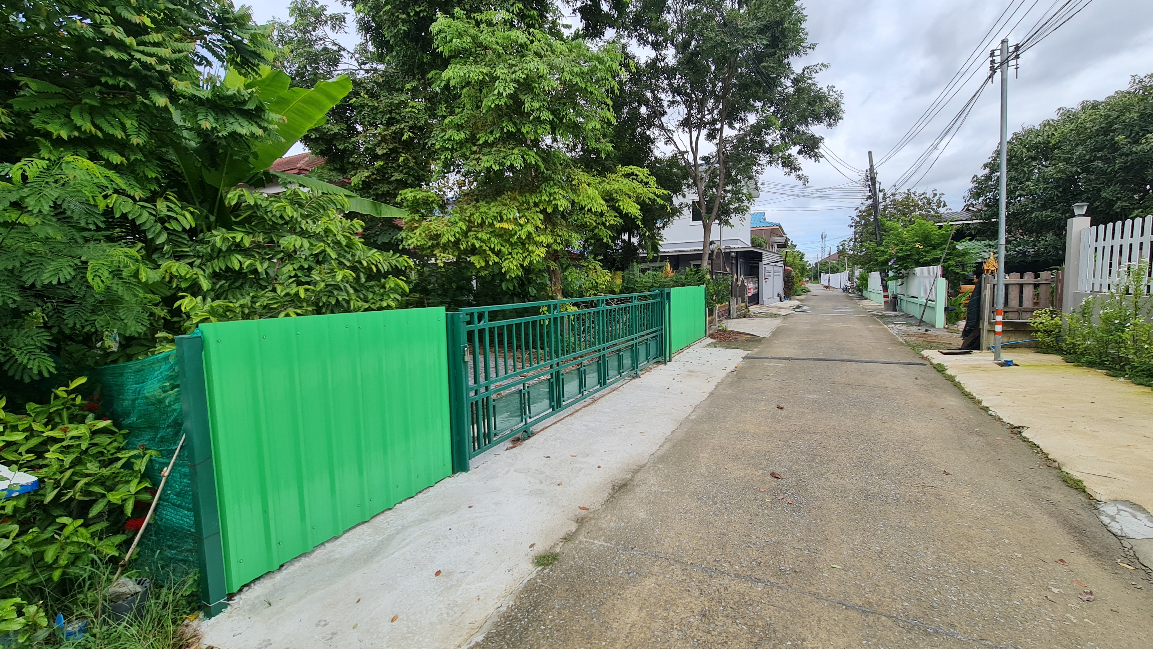 [ขายด่วน] ที่ดินแปลงใหญ่ 498 ตร.ว. พร้อมบ้านหลังใหญ่ ติดคลอง บรรยากาศร่มรื่น ย่านบางกรวย